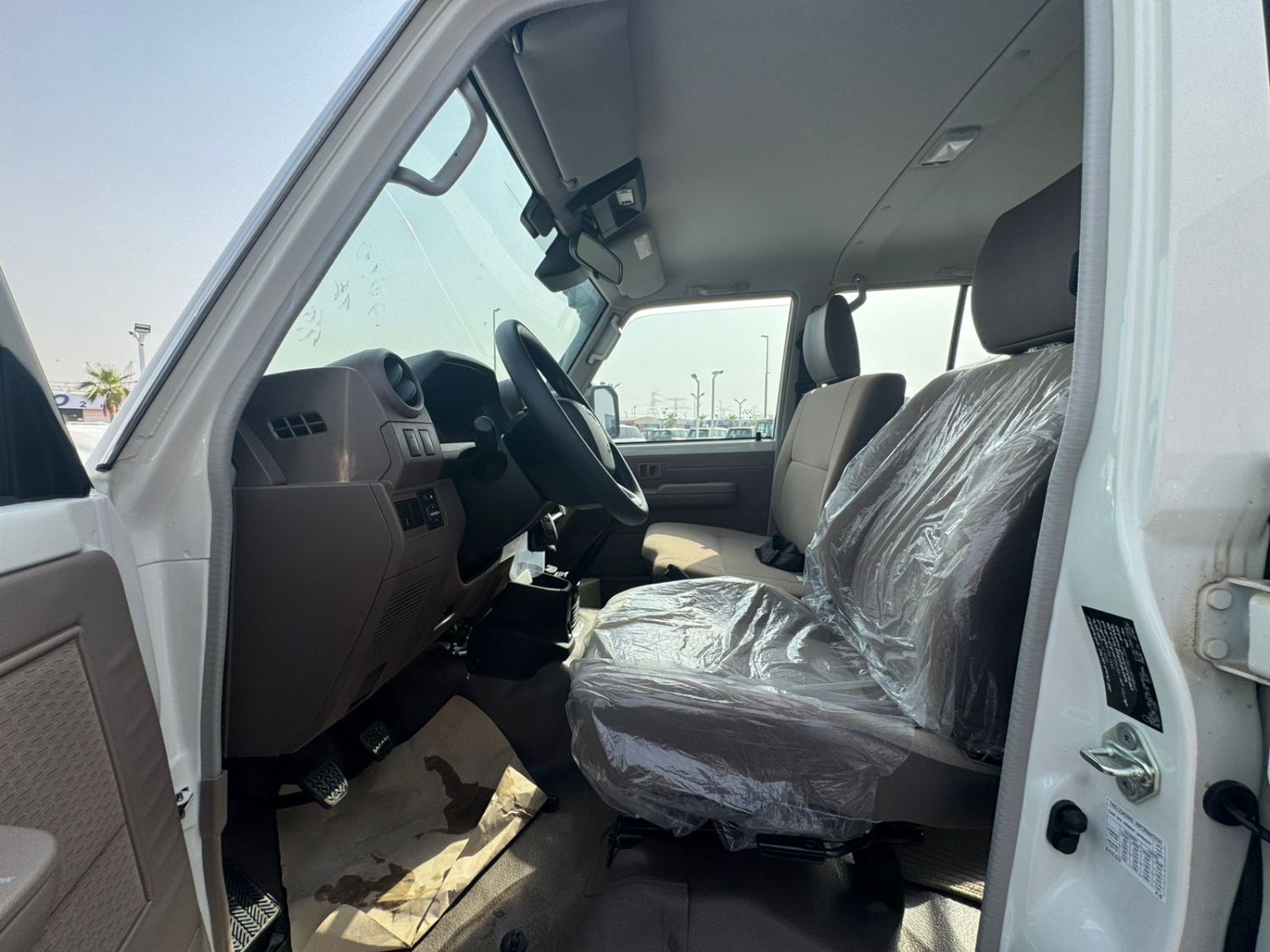 LC 79 LX DC . 2.8L . Inline-4 . Manual . Diesel thumbnail 4