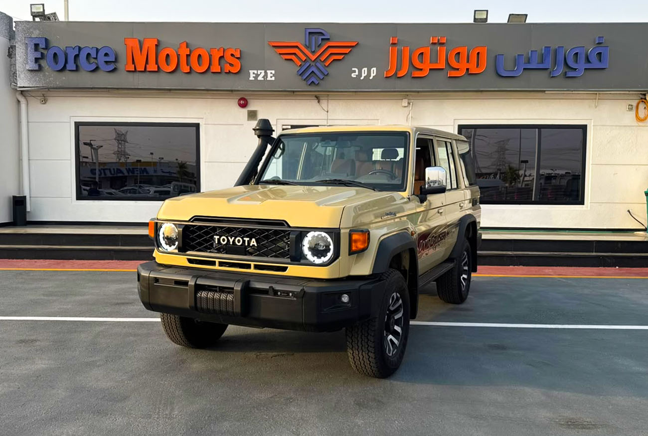 LC76 Hardtop . 4.0L . V6 . Petrol . Automatic thumbnail 2
