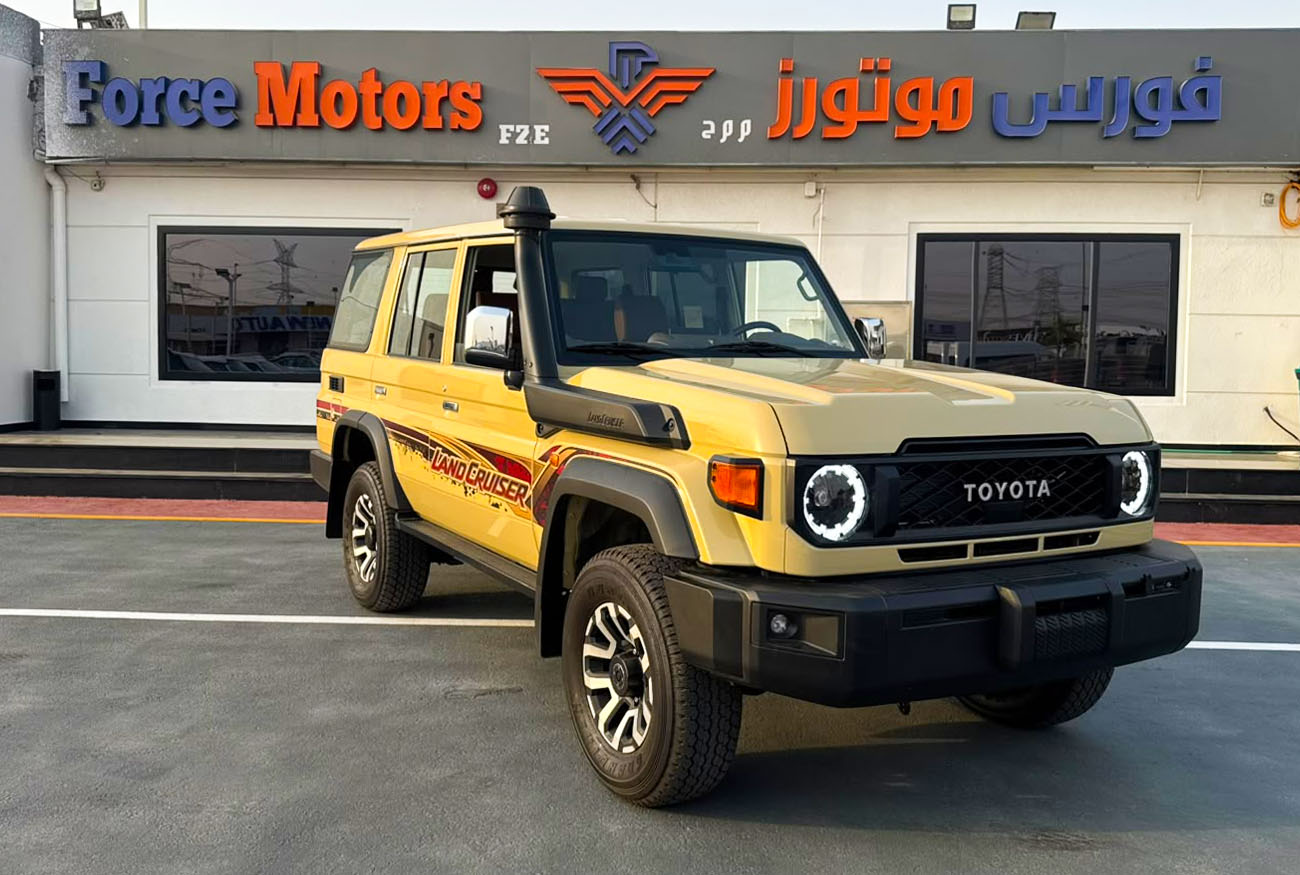 LC76 Hardtop . 4.0L . V6 . Petrol . Automatic thumbnail 3