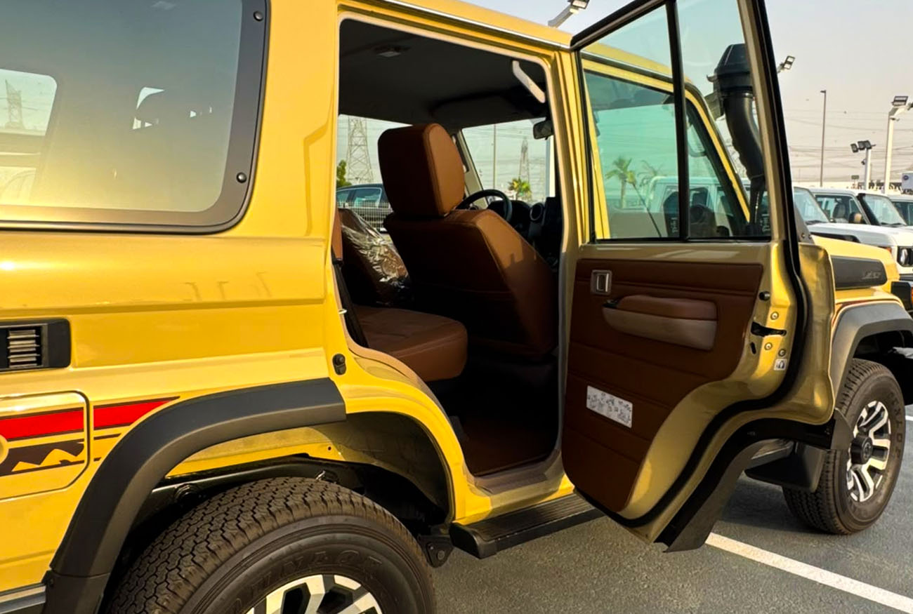 LC76 Hardtop . 4.0L . V6 . Petrol . Automatic thumbnail 5