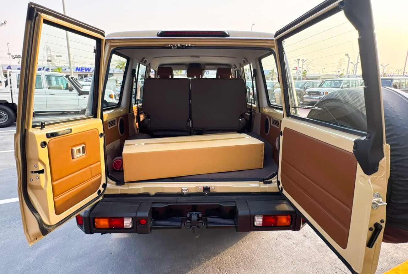 LC76 Hardtop . 4.0L . V6 . Petrol . Automatic thumbnail 7