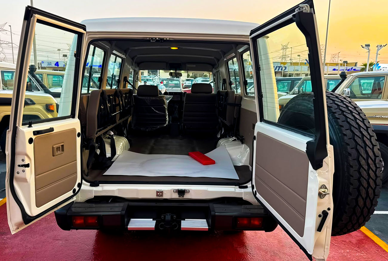 LC 78 HARDTOP 2.8L . I4 . Automatic . Diesel thumbnail 7